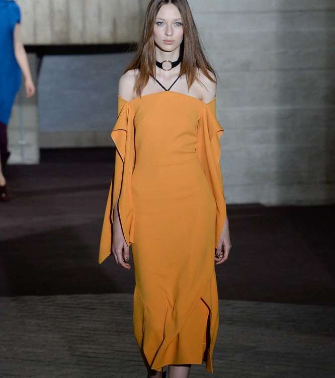 الفستان المنسدل بياقة الهالتر وقصة اكمام الـ Off Shoulder من Roland Mouret لشتاء 2018