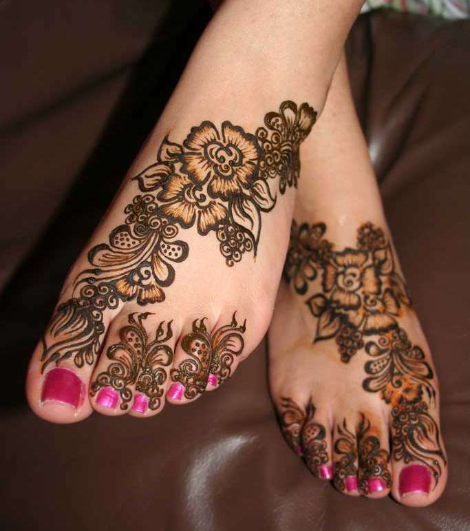 رسوم حناء على الأرجل