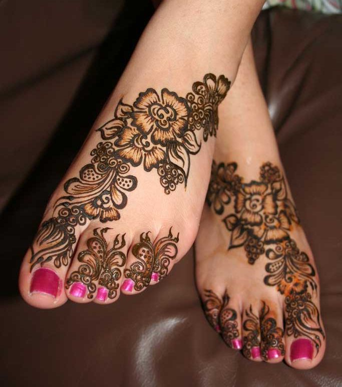 رسوم حناء على الأرجل