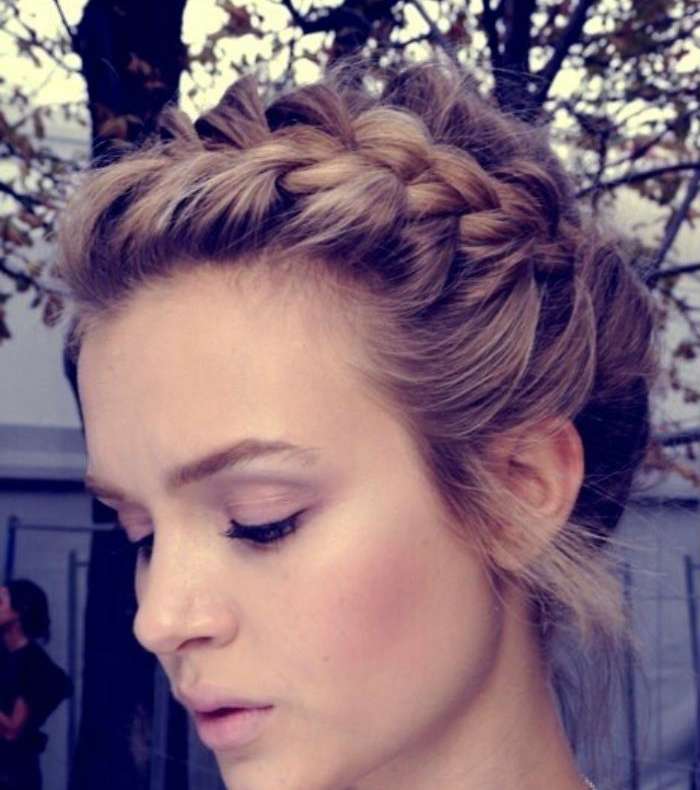 تسريحة مرفوعة مع الضفيرة