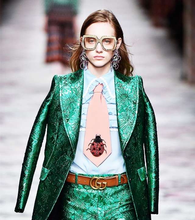 اقراط كبيرة ومتدلية وربطة ملفتة من قوتشي لصيف 2016