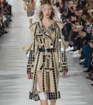 معطف الترنش مع المرايا من Maison Margiela