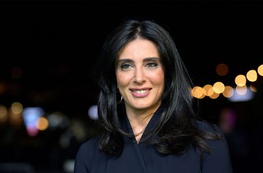 نادين لبكي تخلع الكعب العالي على السجادة الحمراء