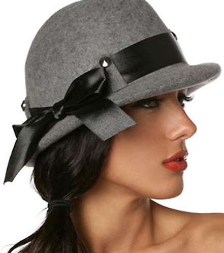 إبرزي شفاهك مع القبعة