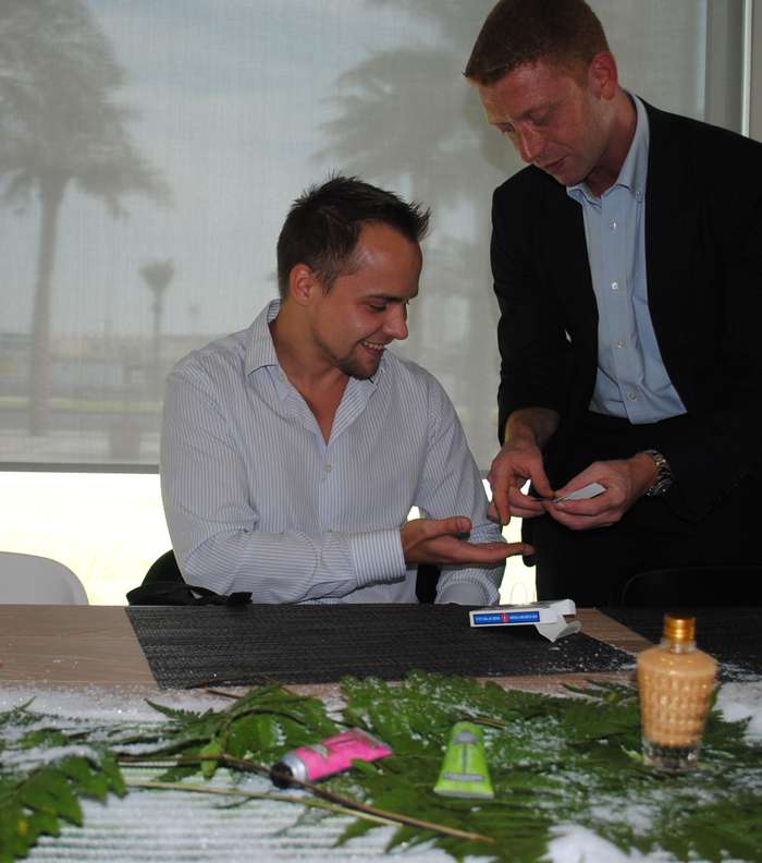 لاعب خفة اليد يتبادل ألعابه مع الحضور