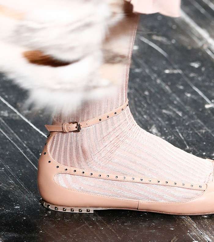 حذاء فالينتينو الباليرينا والمزين بالمسامير من مجموعة شتاء 2017