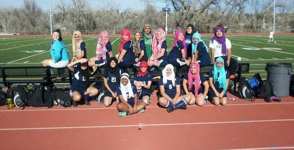 فريق كرة قدم نسائي يرتدي الحجاب تضامناً مع زميلتهن