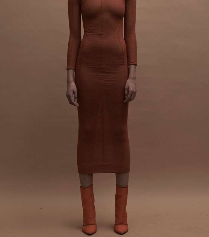 موضة فستان النيود متوسط الطول والضيق على الجسم من مجموعة Yeezy لشتاء 2017