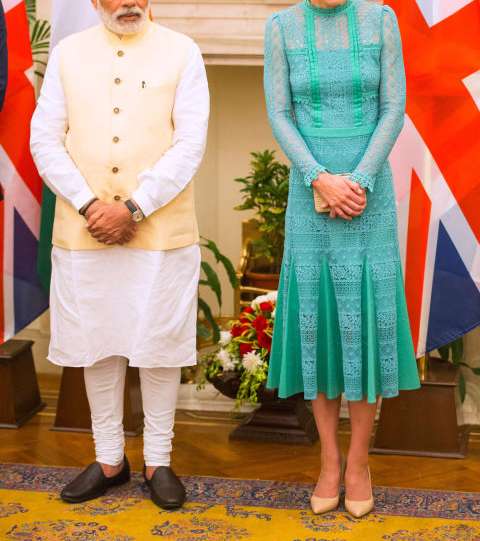 كيت ميدلتون بفستان الدانتيل متوسط الطول من تمبرلي لندن خلال جولتها في الهند