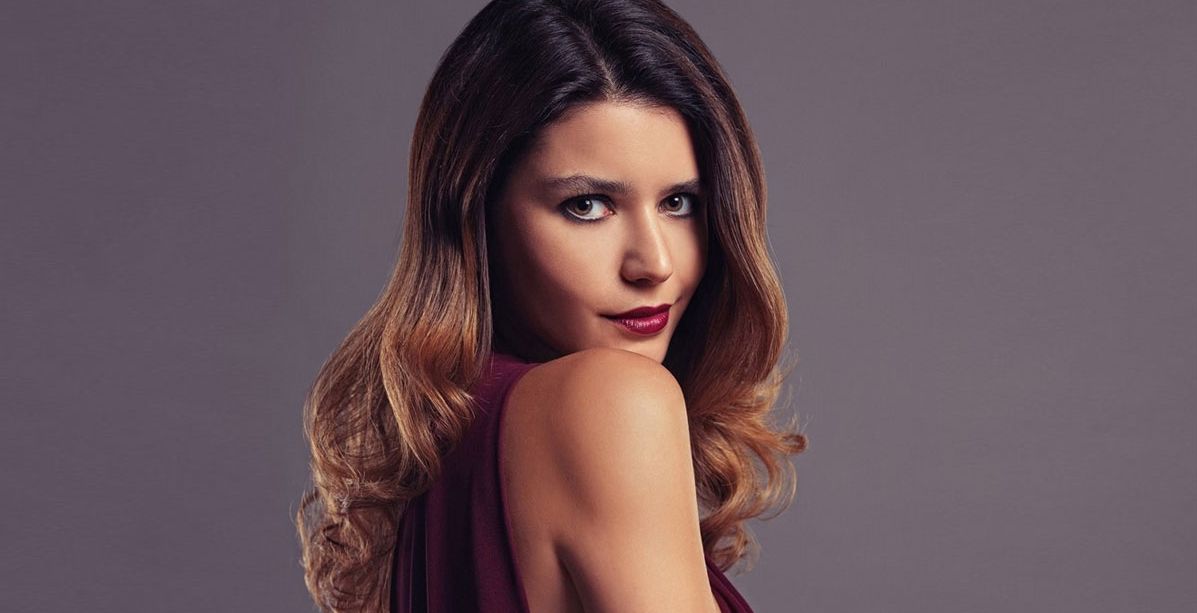 ملابس واسعة وشعر منفوش غير مصفف... بيرين سات تصدم الجمهور بإطلالتها!