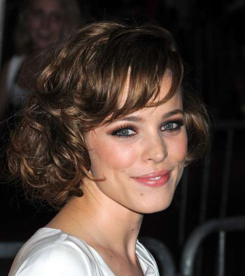 الغرة القصيرة تزيد هذه التسريحة أنوثة 