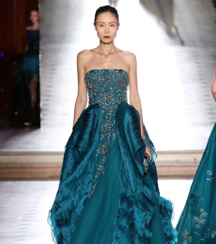 الفستان المنفوخ المطرز على الصدر مع الكشاكش على التنورة من طوني ورد لشتاء 2018