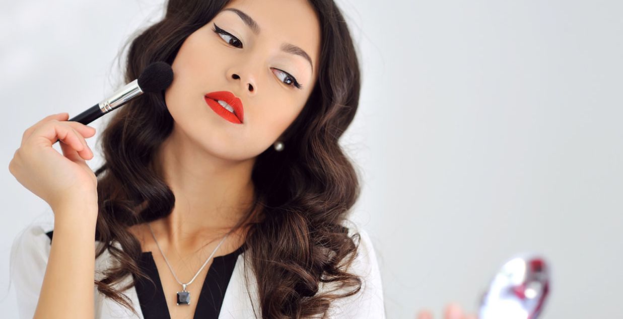 صورة إمراة تضع الماكياج