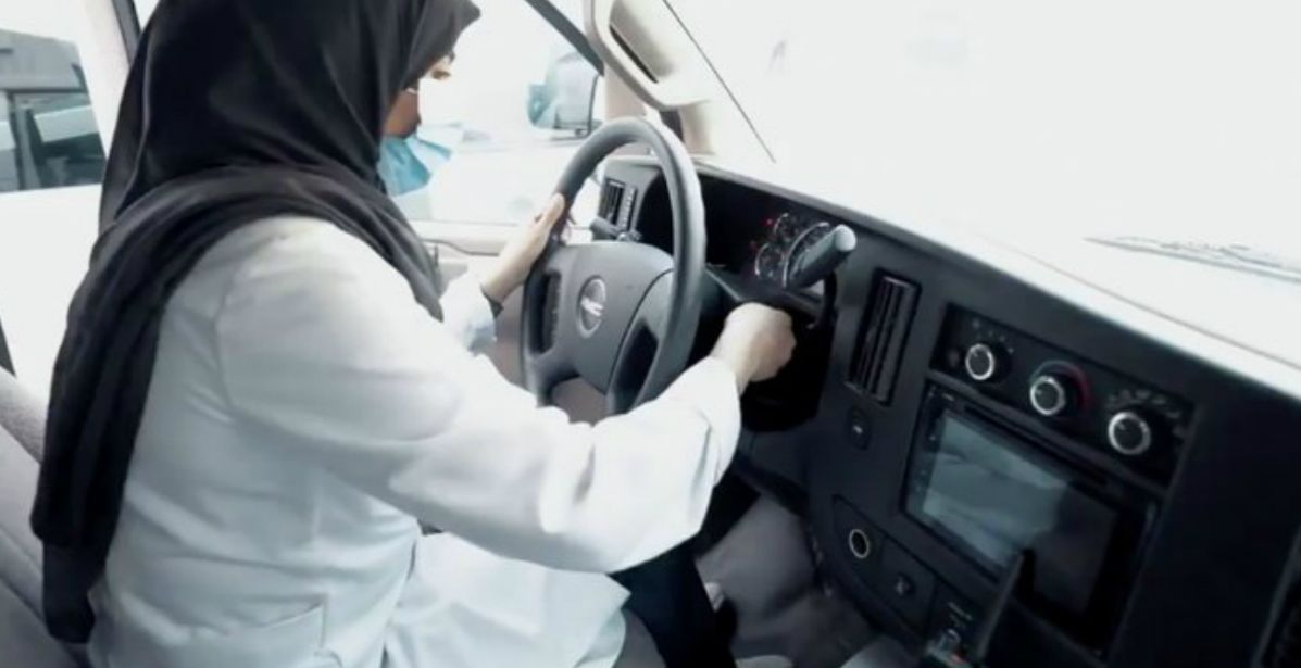 سارة العنزي تقود سيارة الاسعاف 