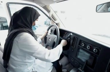 سارة العنزي تقود سيارة الاسعاف 