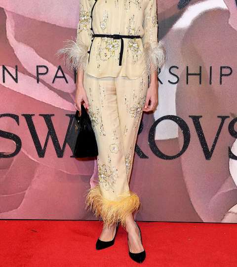اليكسا تشونغ بفستان من برادا في حفل British Fashion Awards