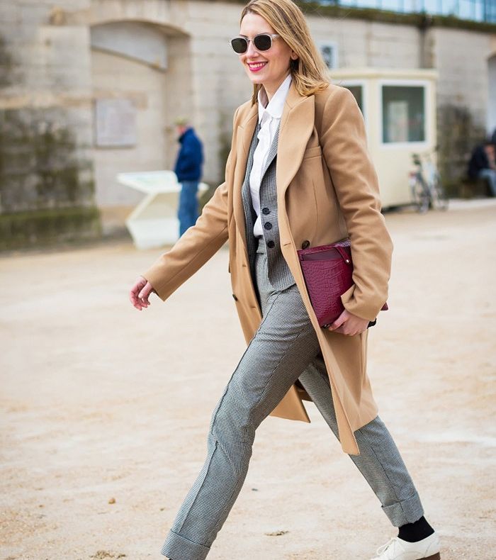 لاطلالة مميزة، ارتدي المعطف بلون البيج