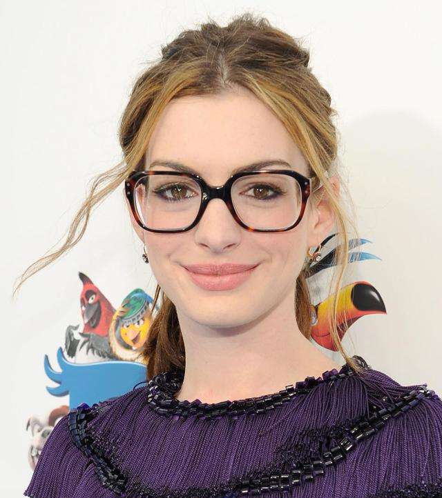 نعومة الماكياج ترافق آن هاثاواي كالعادة