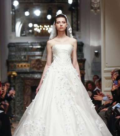 الكلاسيكيّة الأنيقة مع عروس طوني ورد 