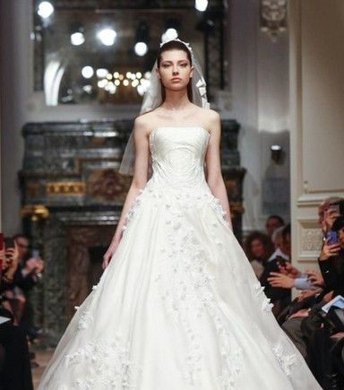 الكلاسيكيّة الأنيقة مع عروس طوني ورد 