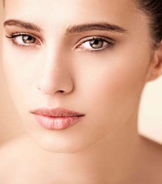 البشرة المخملية وسحر الإطلالة الأنيقة