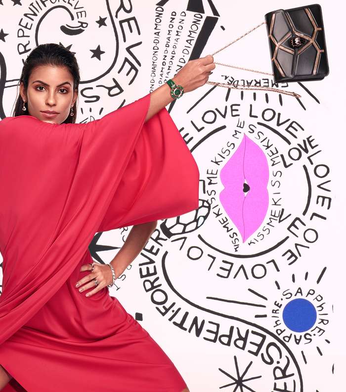 فستان من Boutique1 باللون البرتقالي الاحمر ومجوهرات واكسسوارات من بولغري