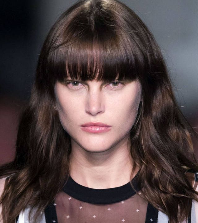 Givenchy والغرة الناعمة والأنيقة 