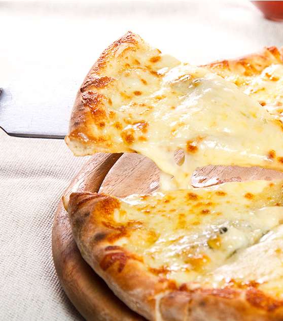 طبق البيتزا بالجبن