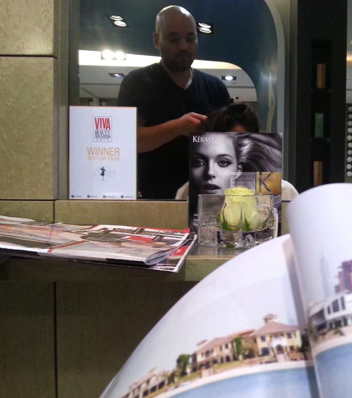 محررة تجميل ياسمينة تستمتع بجلسة عناية بالشعر في صالون Jet Set