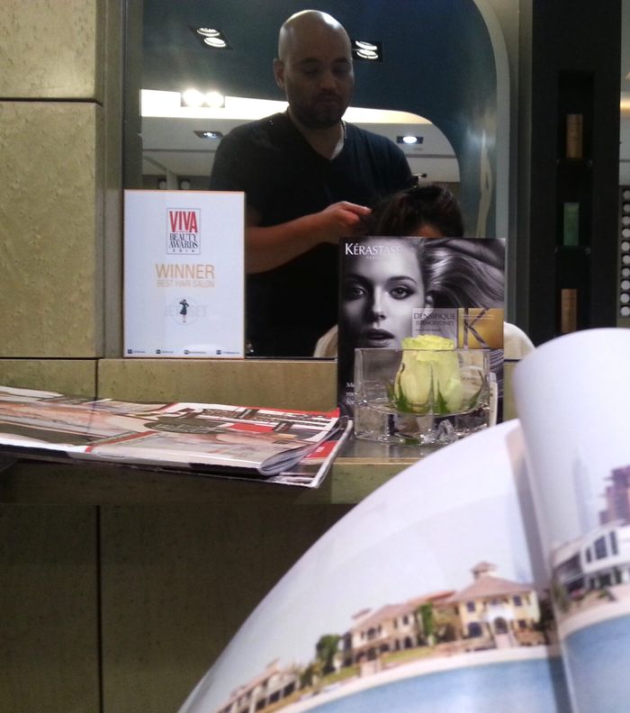 محررة تجميل ياسمينة تستمتع بجلسة عناية بالشعر في صالون Jet Set