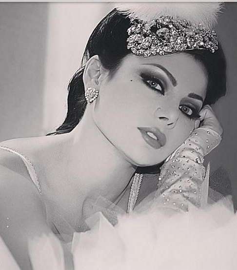 إطلالة عرائسيّة مع أكسسوار الشعر والريش 