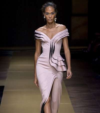اليك هذا الفستان من مجموعة Atelier Versace للازياء الراقية