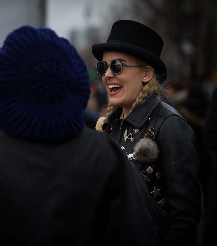 موضة السترات الجلدية المزينة بالبروش مع القبعات من شوارع نيويورك