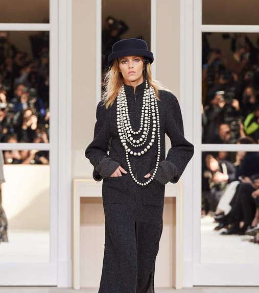 الفستان ذات الطول المتوسط وبقماش التويد من CHANEL لامراة الاسد