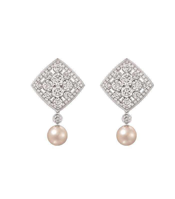اقراط مميزة من مجموعة Perles من مجموعة Signature de CHANEL