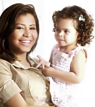 شيرين عبد الوهاب في جلسة تصوير مع إبنتها مريم