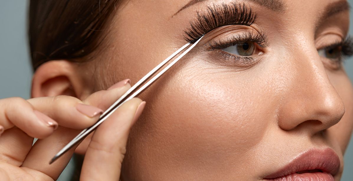 خطأ بصالون التجميل أفقدها بصرها... والسبب رموش اصطناعية!
