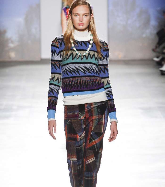 السروال المقطع مع الكنزة المطبعة بنقشة مختلفة من Missoni لشتاء 2018