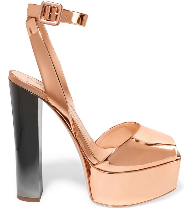 اختاري حذاء الـ Platform wedges بالموضة الميتاليكية لصيف 2016