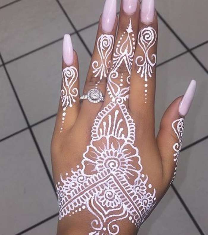 تألقي بنقش حناء ناعم وخفيف لإطلالة مميزة