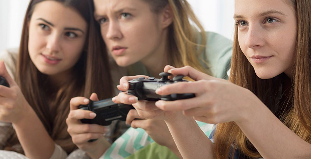 نساء يلعبن ألعاب الفيديو 