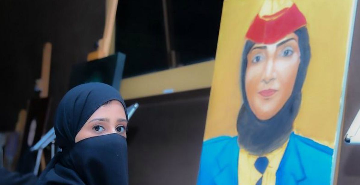 جانب من المعرض الفني خلال حفل يوم المرأة الإماراتية في الرياض 