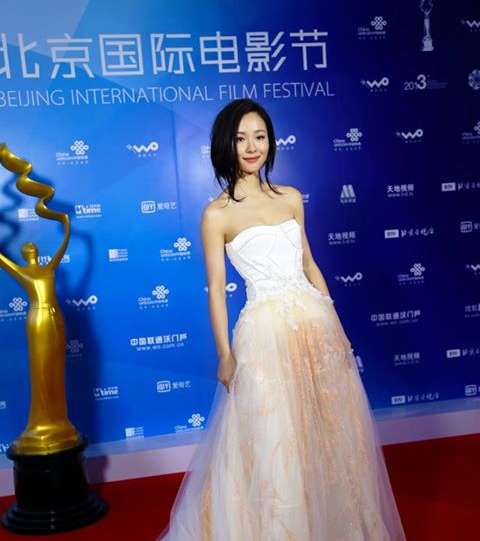 الممثلة  Jiang Yiyan تتألق بفستان رائع من توقيع باسيل سودا من مجموعة كوتور 2013