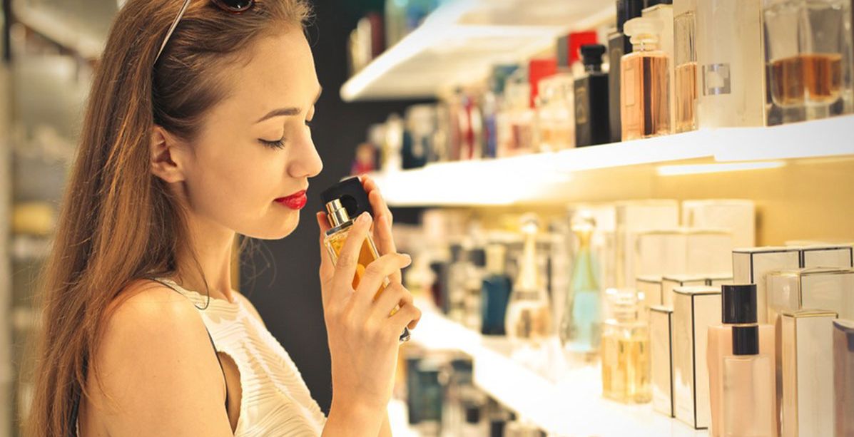 أتواجهين الحيرة في اختيار رائحة العطر التي تناسبك؟ جربي حيلة القهوة!
