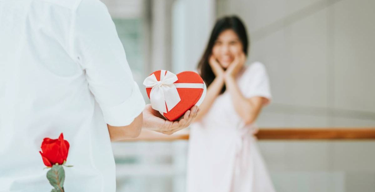 صفات الزوج الذي يحب زوجته