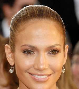 أحمر الشفاه النيود يناسب الماكياج الذهبي