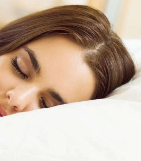 النوم لمدّة 7 ساعات يومياً ليتمكن جسمك من الراحة