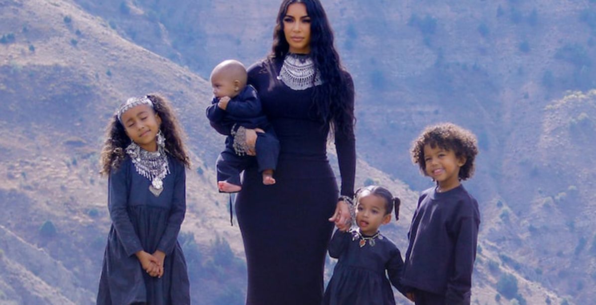 كيم كارداشيان مع أطفالها احتفالاً باعتراف أميركا بالإبادة الأرمنية