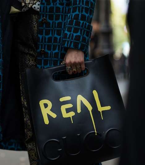 حقيبة Gucci في شوارع باريس في اليوم الثاني من اسبوع الموضة