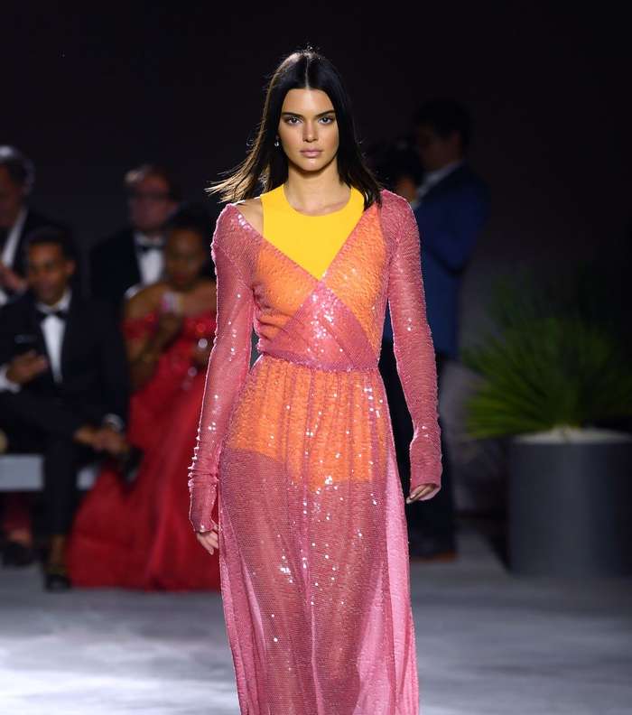 كيندال جينير في عرض ازياء Fashion for relief لجمع التبرعات للاطفال